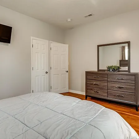 4,500-sq-ft Suburban By Franklin Park! *