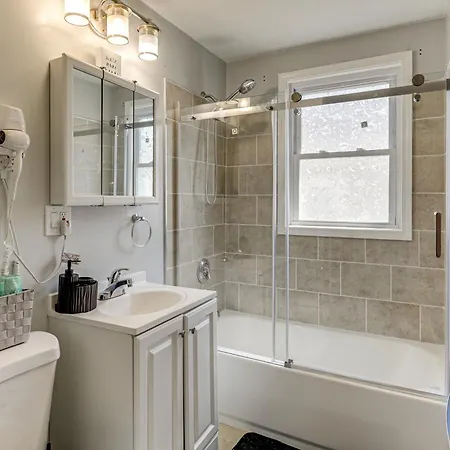 4,500-sq-ft Suburban By Franklin Park! Holiday home *