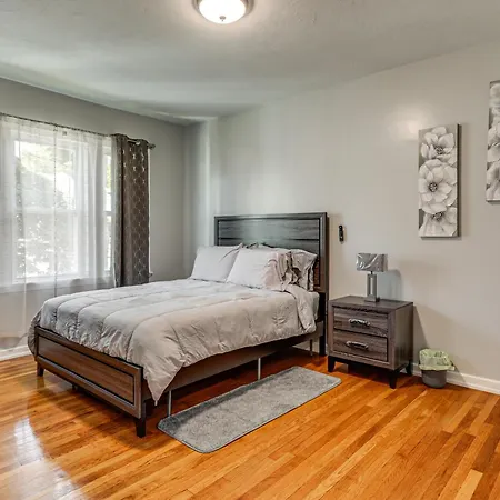 4,500-sq-ft Suburban By Franklin Park! Holiday home