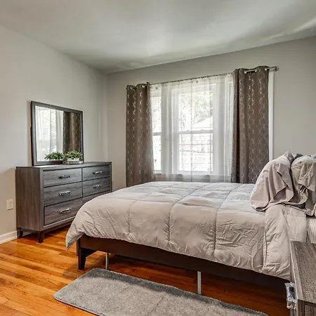4,500-sq-ft Suburban By Franklin Park! Holiday home