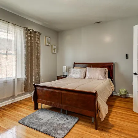 Holiday home 4,500-sq-ft Suburban By Franklin Park! *