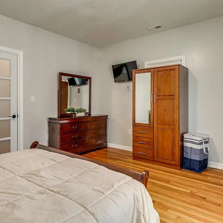 4,500-sq-ft Suburban By Franklin Park! Holiday home *