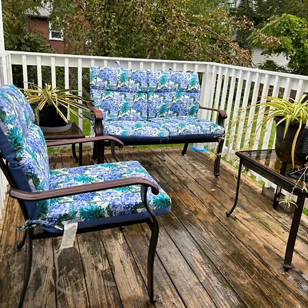 Large Bedroom With Private Bathroom Step To Train &buses In *