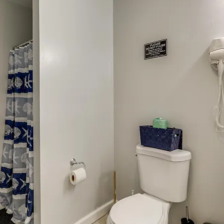 Holiday home 4,500-sq-ft Suburban By Franklin Park! *