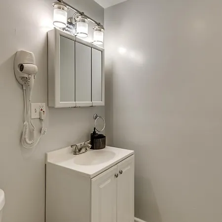 Holiday home 4,500-sq-ft Suburban By Franklin Park!