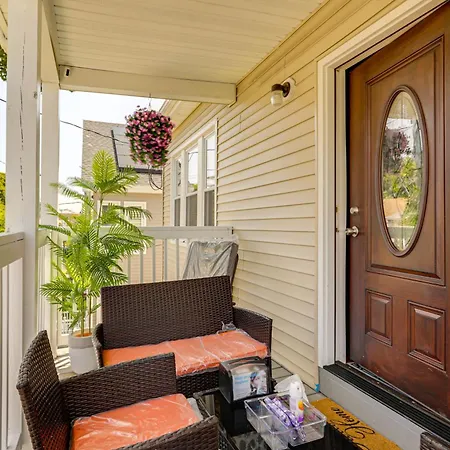 4,500-sq-ft Suburban By Franklin Park! Holiday home *