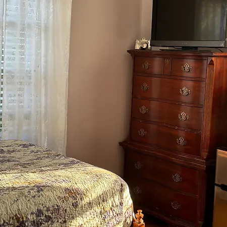 Private Bedroom Near Train&buses Boston