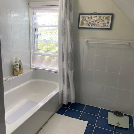 Homestay Large Bedroom With Private Bathroom Step To Train &buses In *