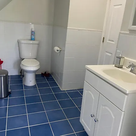 Large Bedroom With Private Bathroom Step To Train &buses In