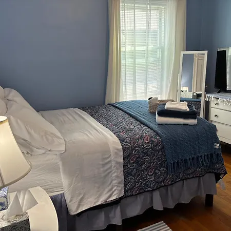 Private Bedroom Near Train&buses *