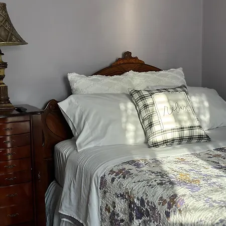 Private Bedroom Near Train&buses Homestay *