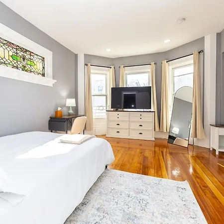 Elegant, Spacious 3bd, 1ba In Apartment