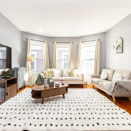 Elegant, Spacious 3bd, 1ba In Apartment Boston