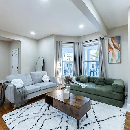 Cozy, Spacious Near Downtown