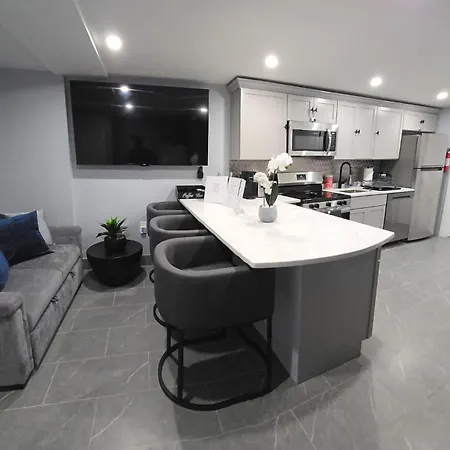 2br Lower Garden-level 20min Apartment Boston