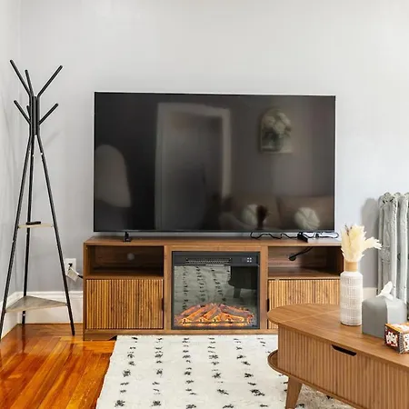 Elegant, Spacious 3bd, 1ba In Apartment