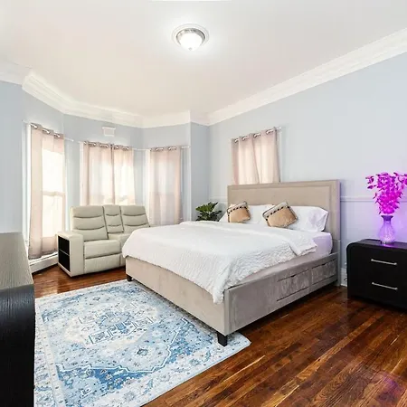 Nightingale In Apartment *
