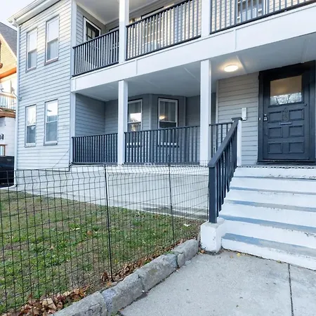 Cozy, Spacious Near Downtown Apartment Boston