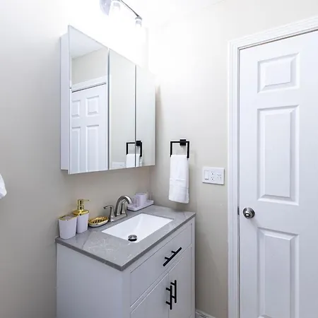 Apartment Cozy, Spacious Near Downtown Boston