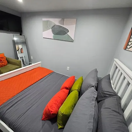 2br Lower Garden-level 20min Apartment