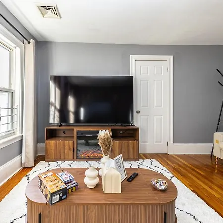 Cozy 3bd, 1ba In - Franklin Park Zoo, Common Apartment *