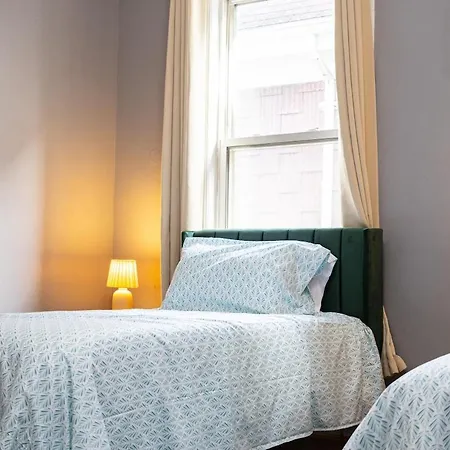 Elegant, Spacious 3bd, 1ba In Apartment