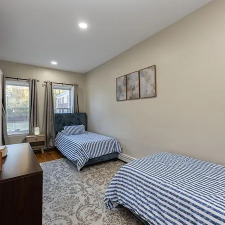 Cozy, Spacious Near Downtown Apartment
