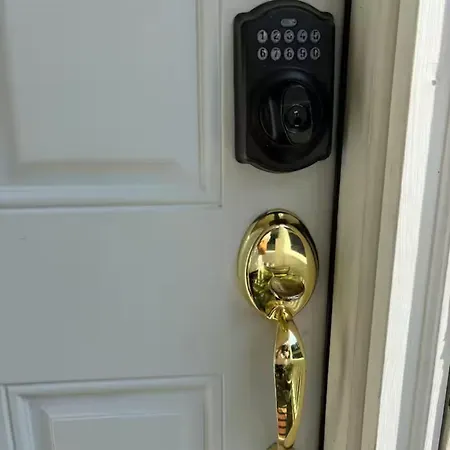 With Parking, Next To Train Or Buses, Good Neighborhood Apartment *