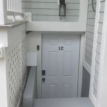 2br Lower Garden-level 20min Apartment Boston