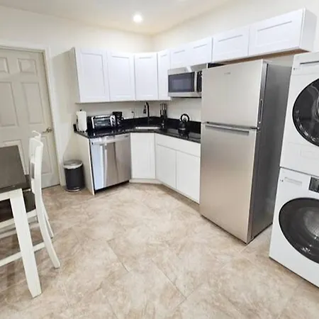 1-bedroom Apt-7b1 20-minuite To Downtown Apartment *