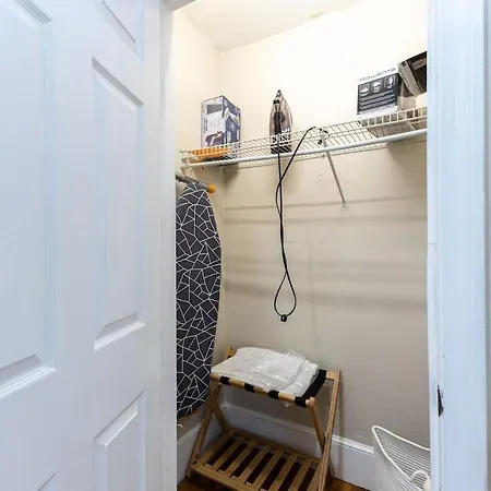 Cozy, Spacious Near Downtown Apartment