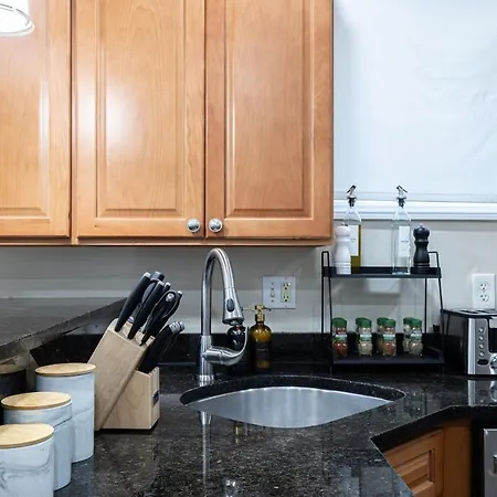 Cozy, Spacious Near Downtown Apartment