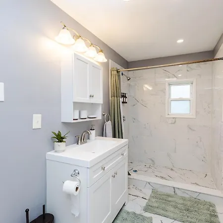 Cozy 3bd, 1ba In - Franklin Park Zoo, Common Apartment *