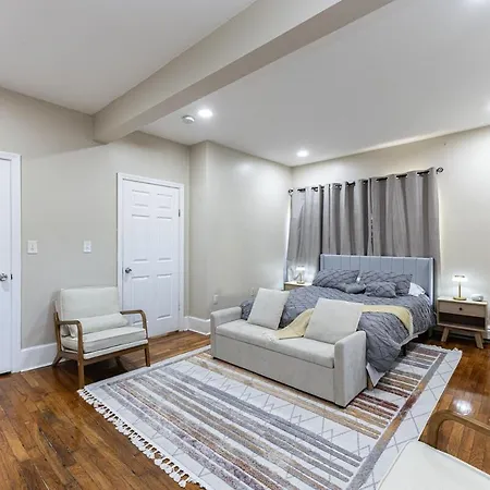 Cozy, Spacious Near Downtown Apartment