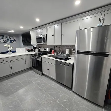2br Lower Garden-level 20min