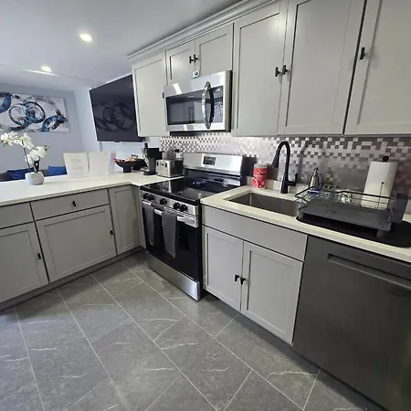 2br Lower Garden-level 20min Apartment