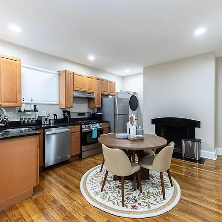 Cozy, Spacious Near Downtown Apartment