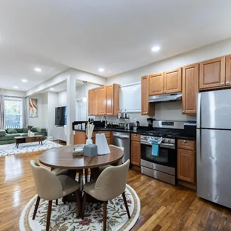 Cozy, Spacious Near Downtown *