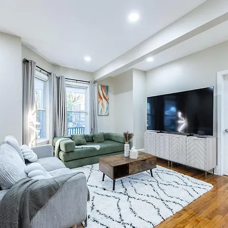 Cozy, Spacious Near Downtown Apartment *