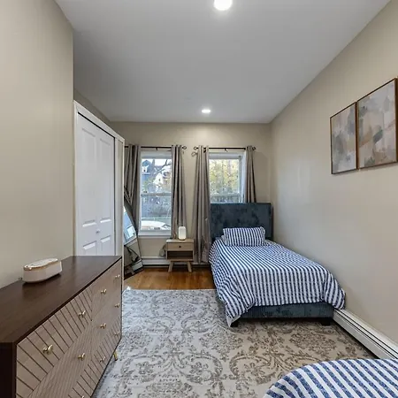 Cozy, Spacious Near Downtown Apartment Boston