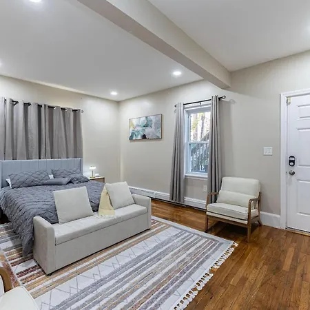 Apartment Cozy, Spacious Near Downtown