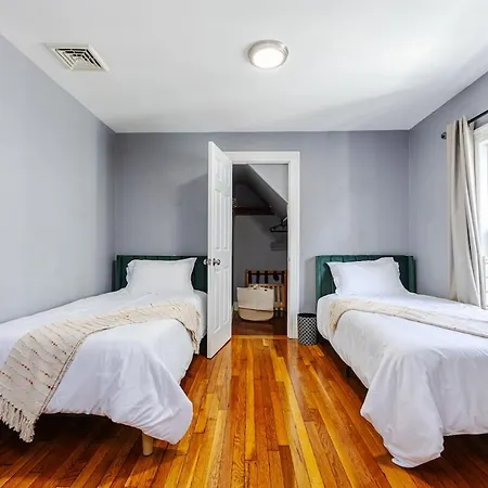 Cozy 3bd, 1ba In - Franklin Park Zoo, Common Apartment