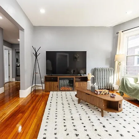 Elegant, Spacious 3bd, 1ba In Apartment