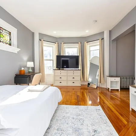 Elegant, Spacious 3bd, 1ba In Apartment Boston