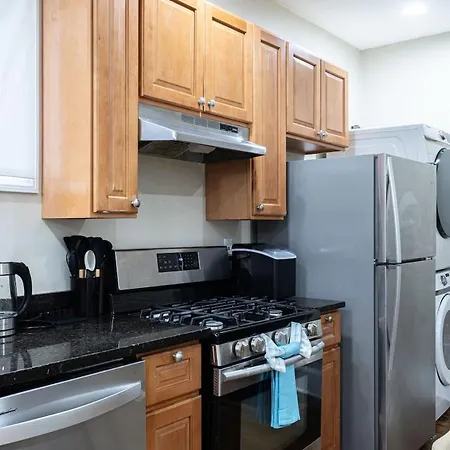 Cozy, Spacious Near Downtown *
