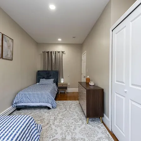 Cozy, Spacious Near Downtown