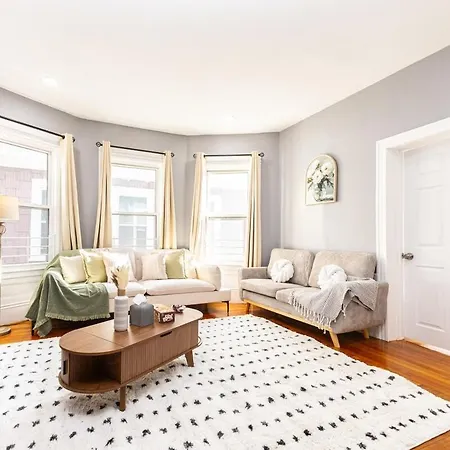 Elegant, Spacious 3bd, 1ba In Apartment *