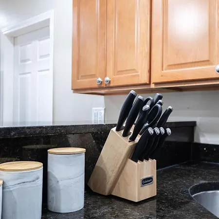 Cozy, Spacious Near Downtown