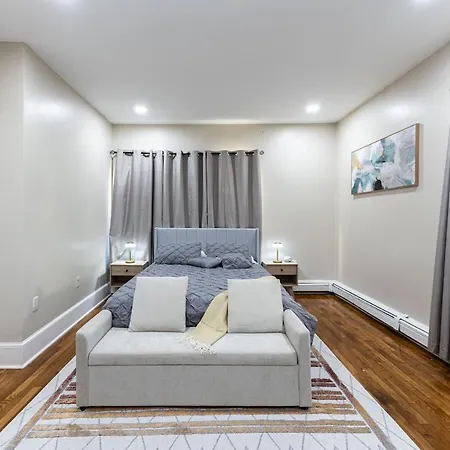 Cozy, Spacious Near Downtown Apartment *
