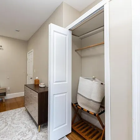 Cozy, Spacious Near Downtown *
